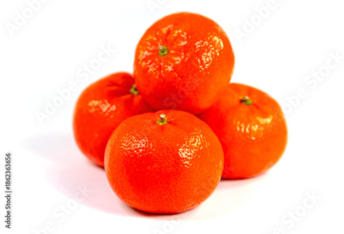 Mandarinen, Citrus reticulata, vor weißem Hintergrund