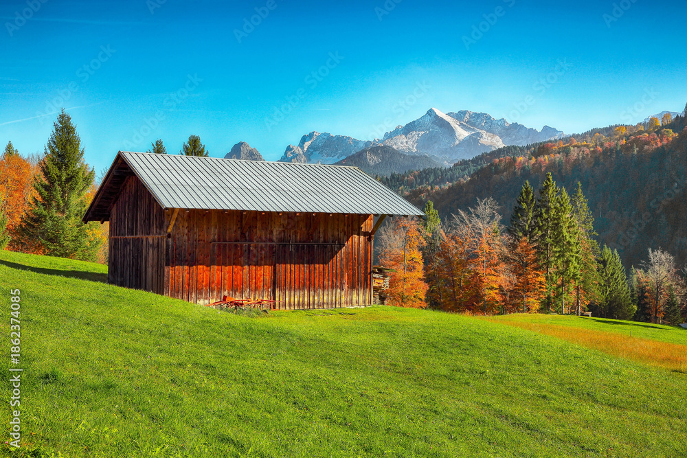 Obraz premium Fabulous view of alpine meadow with wooden huts near Wagenbruchsee (Geroldsee) lake