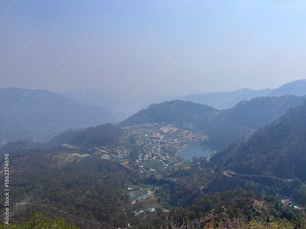 Naklejka premium a top view of a town with lake.
