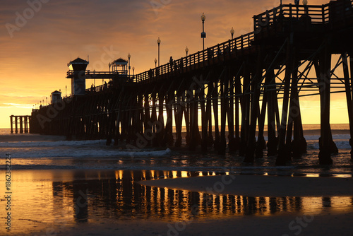 Foto sunset over the pier in Oceanside, CA.