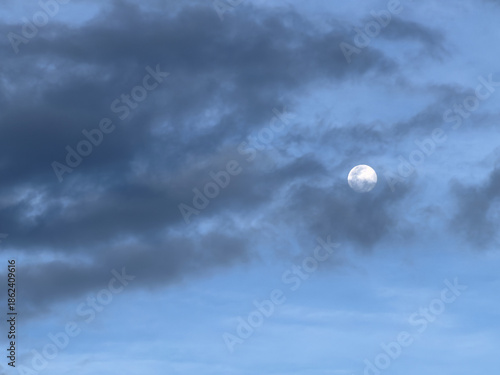 La luna llena en la ciudad