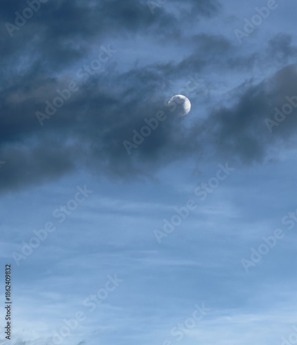 La luna llena en la ciudad