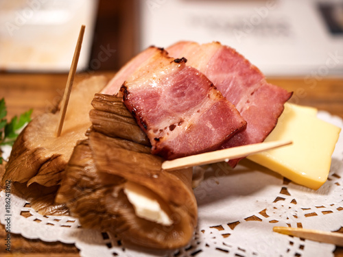 燻製の極み、いぶりがっこチーズとベーコン