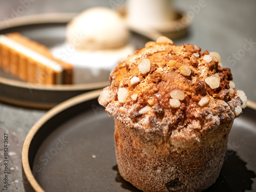 優雅なひと時、カフェのシュガーブリオッシュ