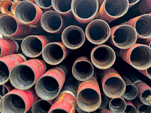 Foto Stack of oilfield tubing taking at pin end connection for oil and gas well compl