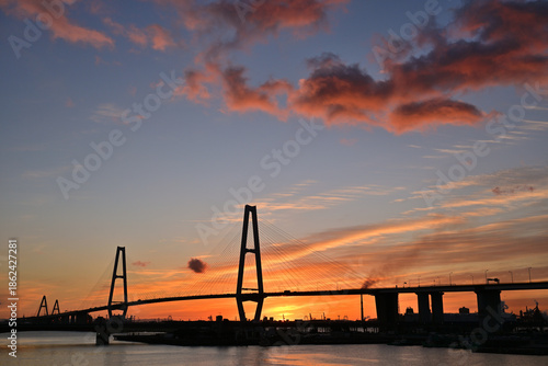 名港トリトンと日の出の風景