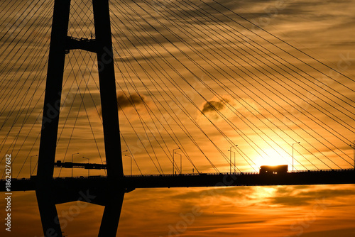 名港トリトンと日の出の風景