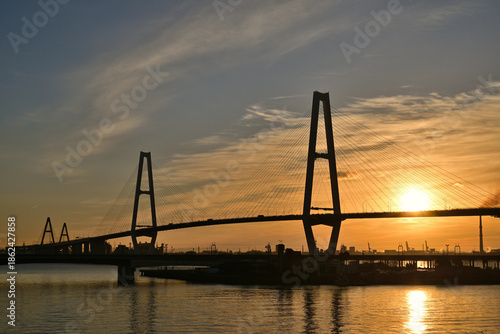 名港トリトンと日の出の風景
