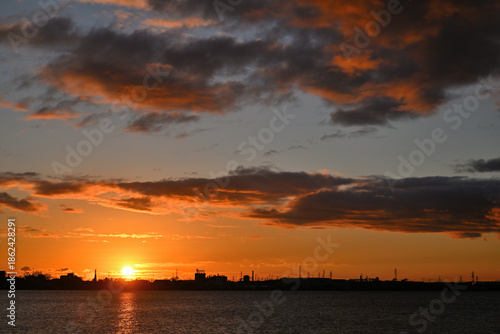 名古屋港から望む日の出の風景