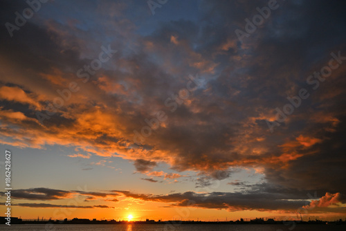 名古屋港から望む日の出の風景