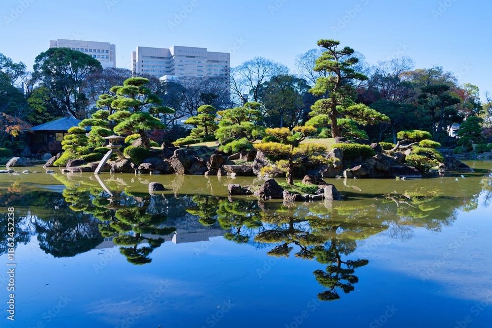 Fototapeta premium Keitakuen Garden - A traditional Japanese garden in Tennoji Park, Osaka