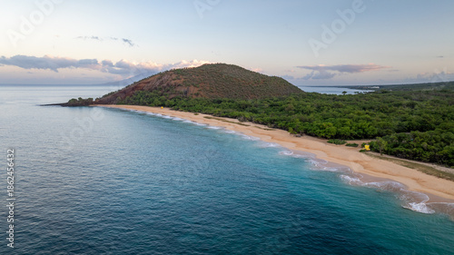 Foto Panoramic Aerial view showcasing Big Beach in Maui, Hawaii Makena state park coa
