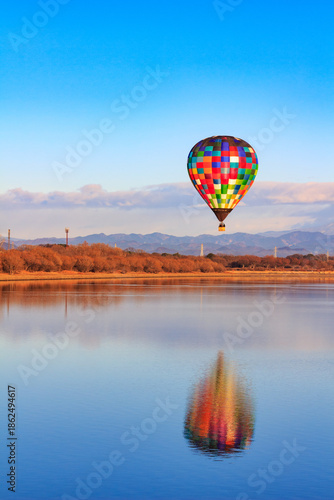 湖の上の熱気球