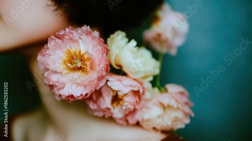 花を持つ女性の横顔