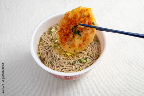 天ぷらを乗せたカップ麺の蕎麦