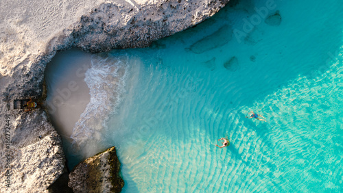 Tableau sur toile Discover the tranquility of Tres Trapi Beach in Noord, Aruba, where turquoise waters meet stunning rocky shores