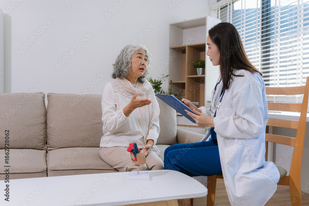 Obraz premium Concerned senior old patient, patient talks with healthcare professional.