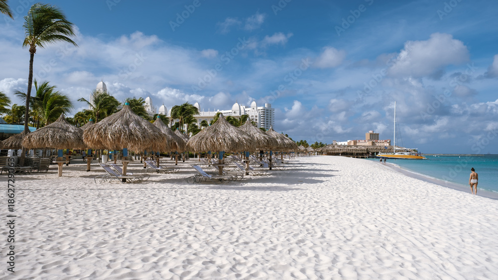 Obraz premium Palm Beach in Aruba offers a stunning tropical escape with its white sandy shores, swaying palm trees, and crystal-clear waters.