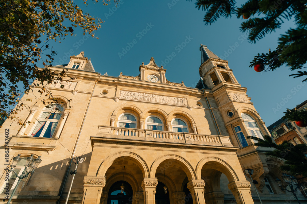 Φωτογραφία LUXEMBOURG, LUXEMBOURG - sep 1 2025 View on Cercle Municipal building with people walk on the Armes square in Luxembourg
