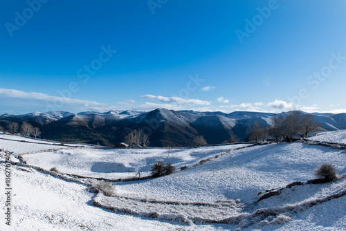 Paisaje invernal de montaña y nieve
