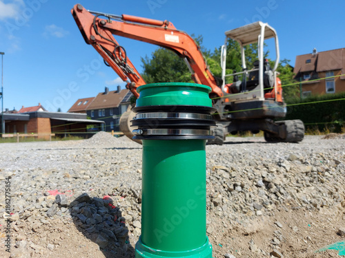 Grünes Abwasserrohr mit Dichtung auf Baustelle, Tiefbau im Wohngebiet