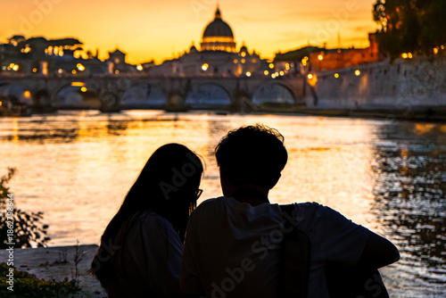 Tiber und Petersdom in Rom am Abend