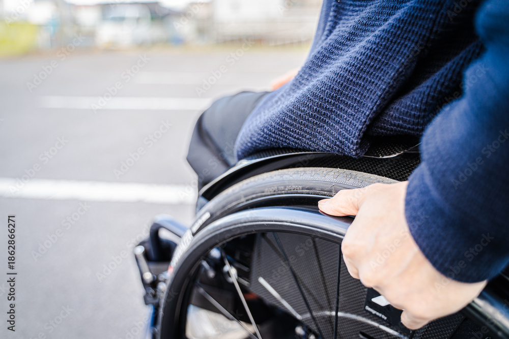 Obraz premium 車椅子を漕ぐ
