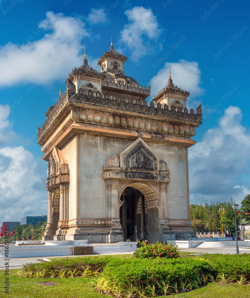 Fototapeta premium The imposing Patuxai arch (Patuxay, Patousai and Patusai), downtoiwn Vientiane, Laos