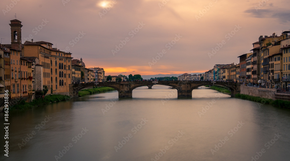 Obraz premium Panoramic view at sunset of the medieval bridge in Florence, Italy.