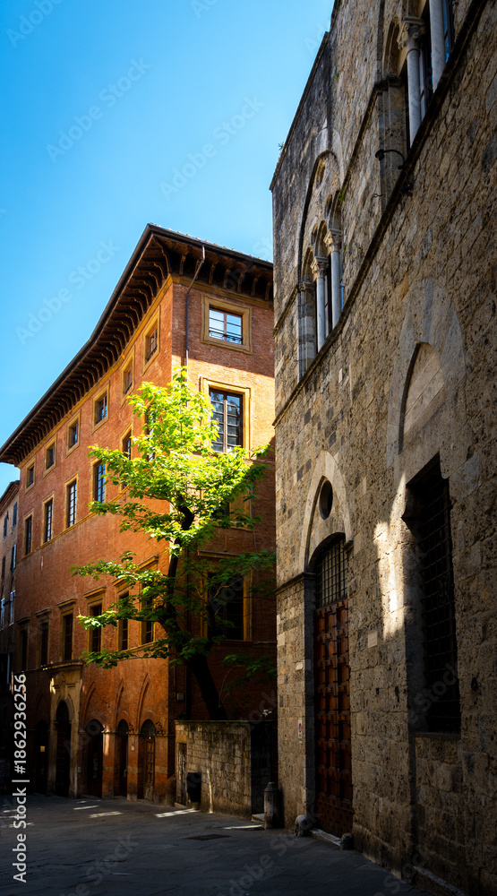Naklejka premium View of the streets of Siena, with its typical Tuscan architecture. Siena, Italy.