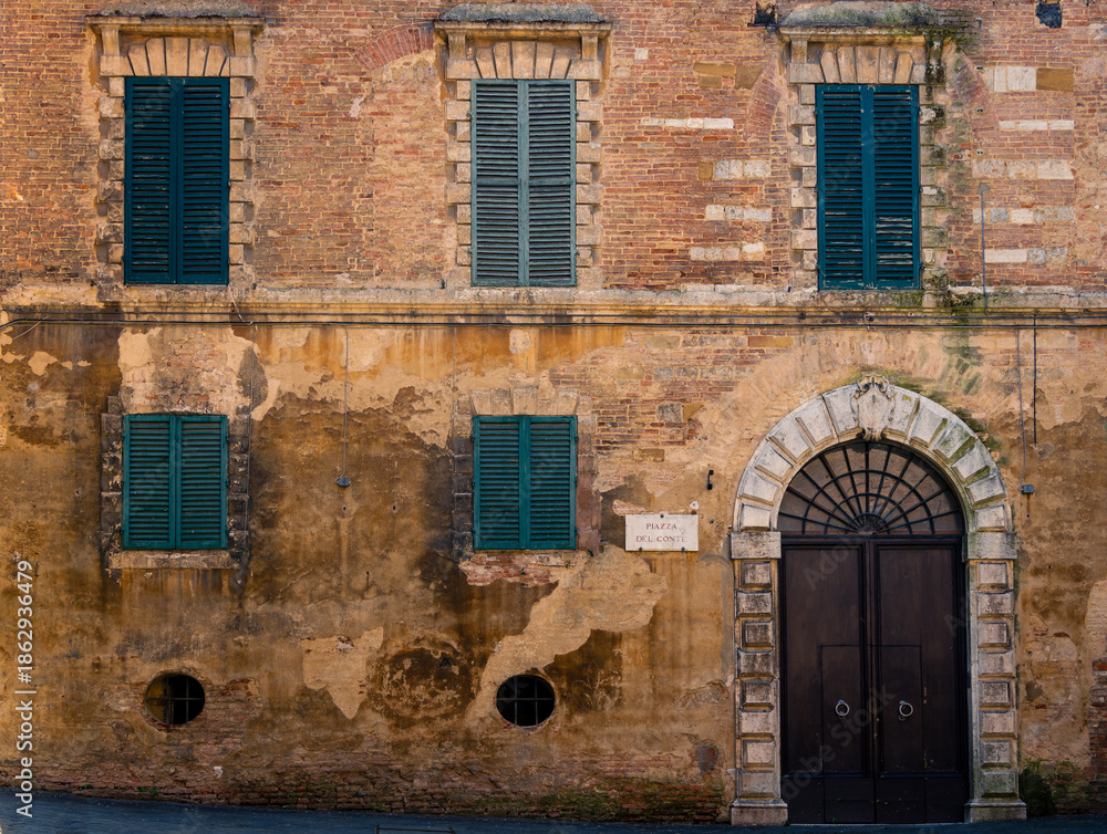 Obraz premium View of the streets of Siena, with its typical Tuscan architecture. Siena, Italy.