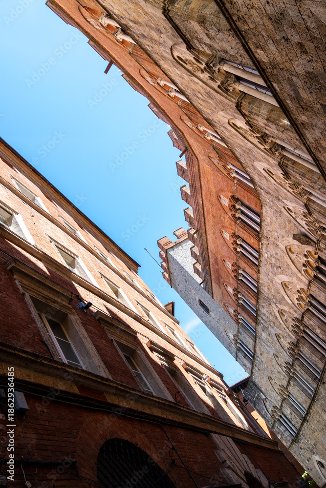 Obraz premium View of the streets of Siena, with its typical Tuscan architecture. Siena, Italy.