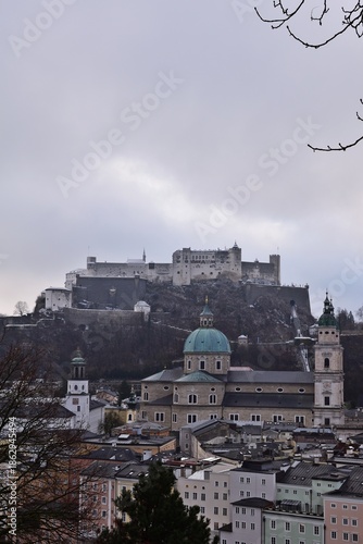 Salzburg Dom und Festung Hohensalzburg im Winter, vertikal