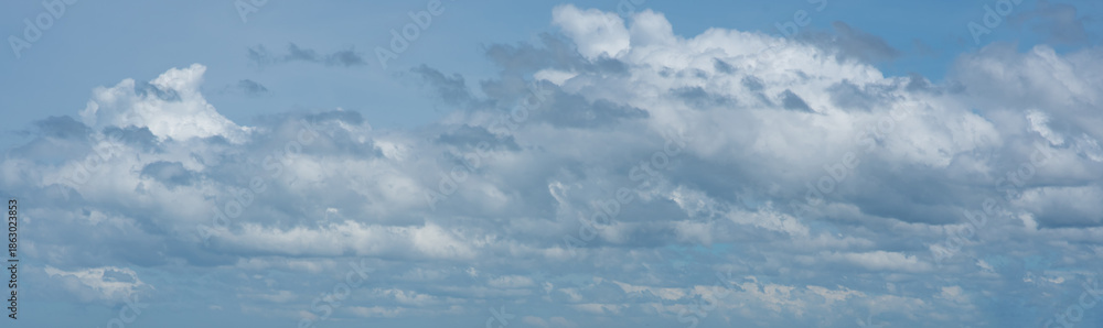 Fototapeta premium A beautiful cloudscape in the blue sky