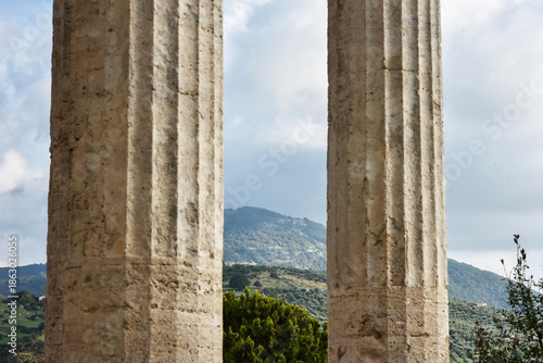 Принти на полотні ancient stone columns with mountain view in the background captured from the ruins of cori
