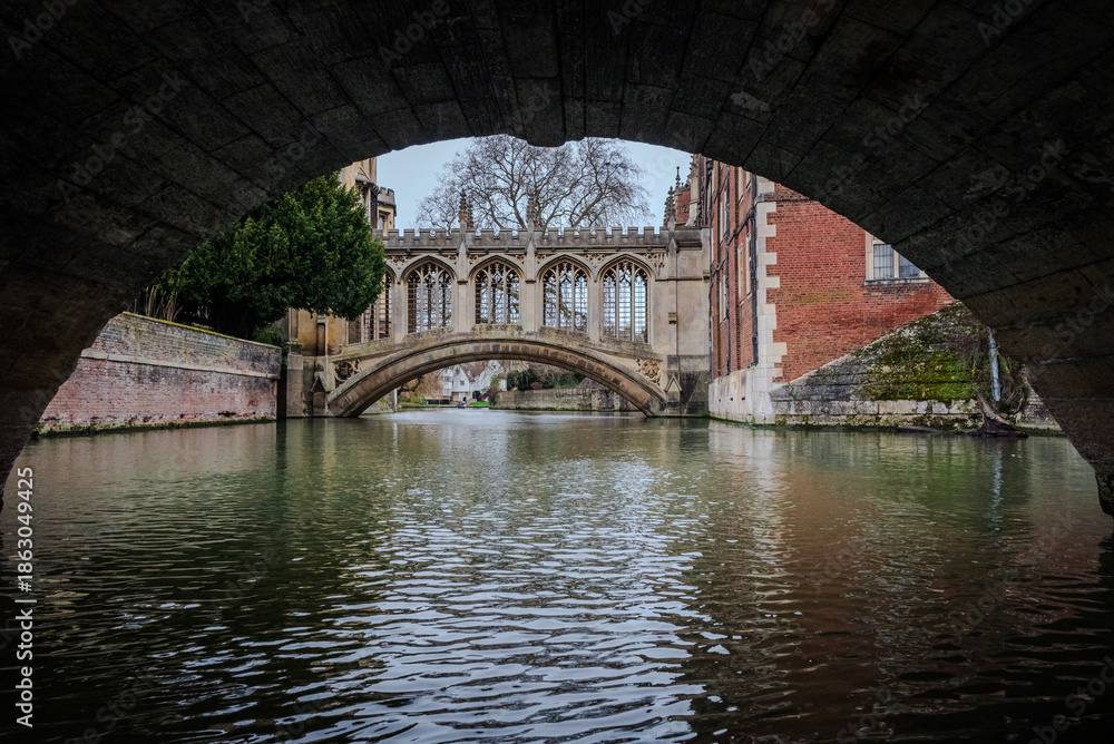 Obraz premium The Bridge of Sighs at St John’s College, Cambridge, viewed from beneath the arch of Kitchen Bridge over the River Cam