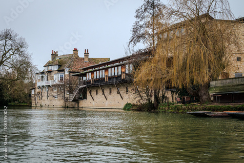 Fotografie Winter punting experience on the River Cam in Cambridge with views of the histor