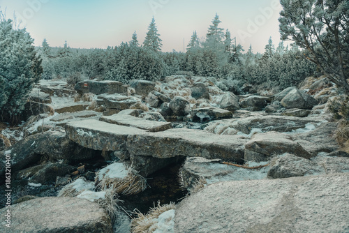 Steinbrücke über die Elbe im Riesengebirge an einem frostigen Wintertag