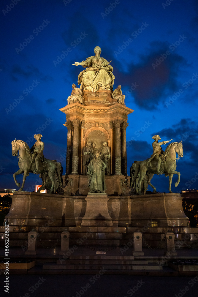 Obraz premium Sculpture illuminated at night at natural history museum park in Vienna, Austria.
