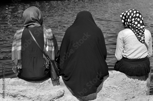 Foto Muslim veiled woman in the heart of downtown Istanbu, Turkey