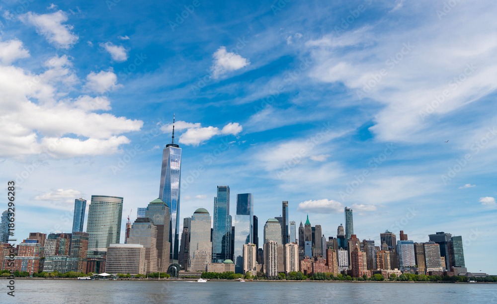 Fototapeta premium skyline of New York City, United States, USA. NYC landmarks. Amazing panorama view of New York city skyline and skyscraper at sunset. Beautiful view in Manhattan.