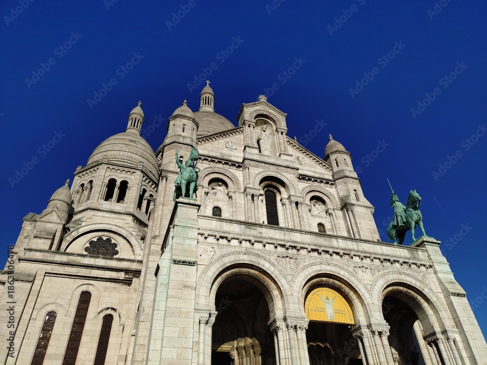 Fototapeta premium Basilique du Sacré-Cœur, quartier de Montmartre, Paris.