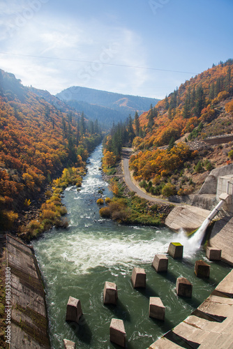 Принти на полотні Vertical view of the Pit River flowing downstream from Pit 3 Dam in autumn, framed by steep canyon walls and vibrant fall foliage in Shasta County, California