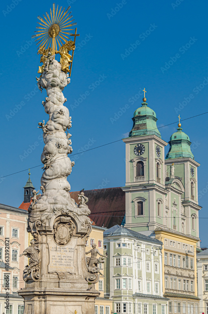 Obraz premium Baroque Trinity Column in the old town of Linz, Austria