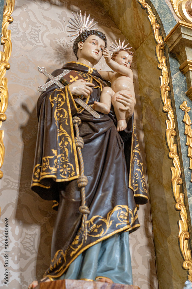 Obraz premium Statue representing Saint Anthony of Lisbon inside the Church of Bom Jesus in the parish of Rabo de Peixe, São Miguel, Azores, Portugal.