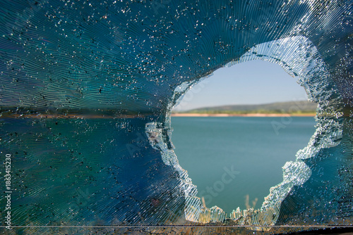 Vidro de carro quebrado com insulfilme