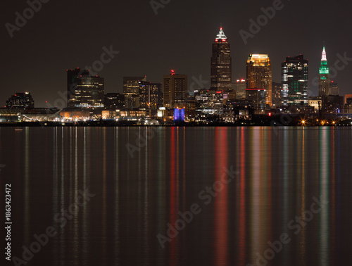 Fotografía Cleveland, Ohio skyline viewed from Lakewood Park at night.