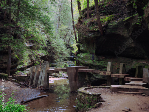 Cuadro en lienzo Bridge across the creek at Old Mans Cave trail in Hocking Hills State Park, Ohio
