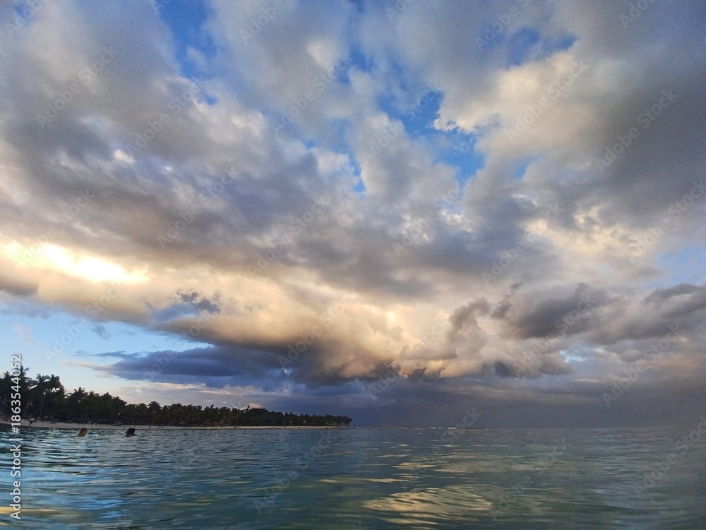 Obraz premium Dramatic Sunset Sky Over Tropical Water