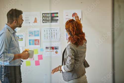 Fotografi Team, teaching and documents with business people in office for planning, research and campaign launch